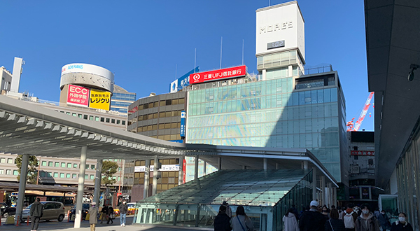 横浜駅を出て右へ進みます